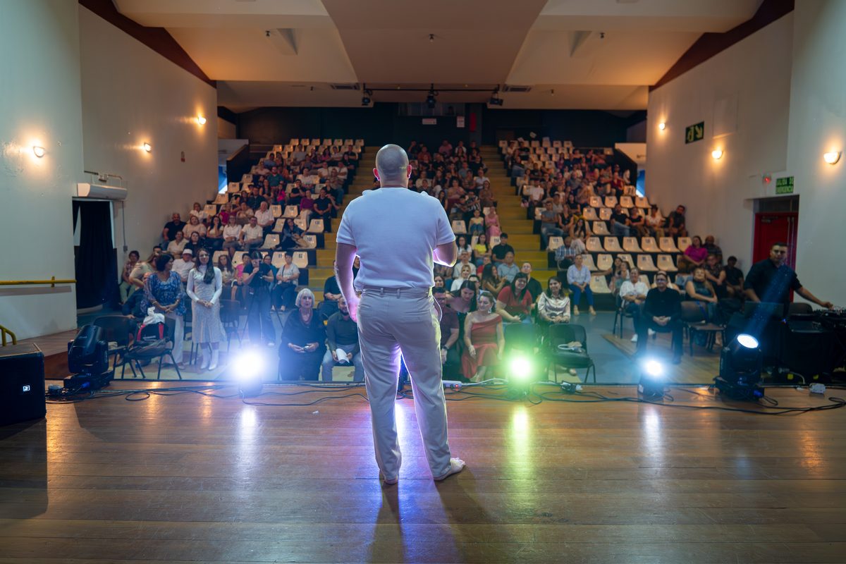 Conferencia final frente al público en el teatro